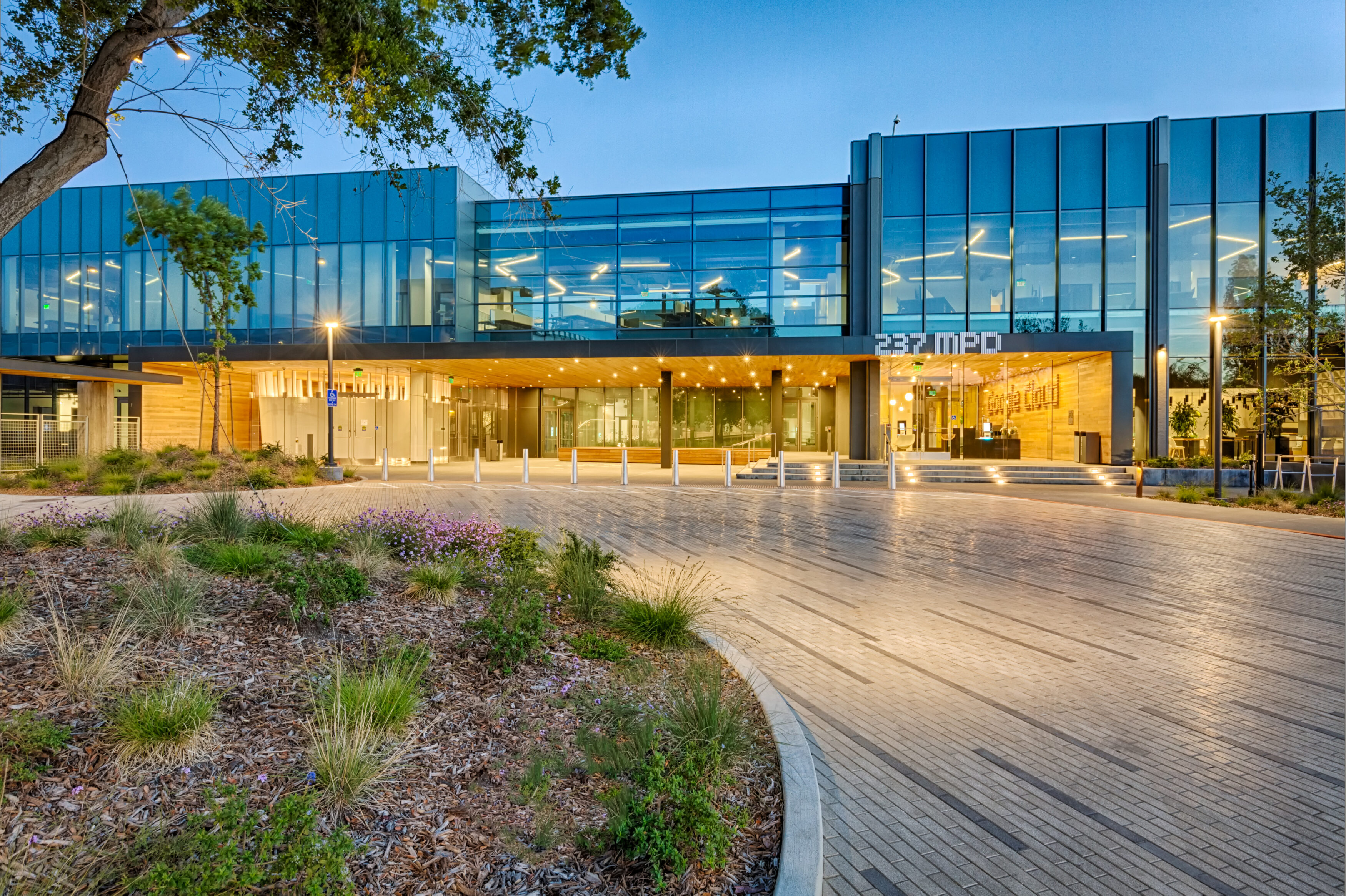 Google 237 Moffett Park Drive in Sunnyvale, CA (Google) XL Construction